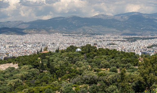 从菲洛帕布山顶上取走的雅典城市全景来自菲洛帕布山的雅典城市全景图片