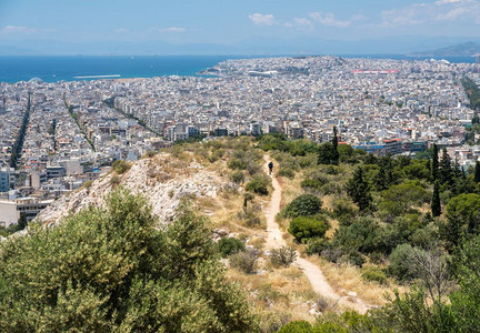 从菲洛帕布山顶上取出的雅典城至比劳埃斯港从菲洛帕布山顶取出的雅典城全景图片