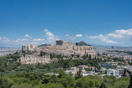 由来自利卡贝图斯山顶的树木所塑造山丘是来自利卡贝图斯山顶的雅典城市全景背景图片