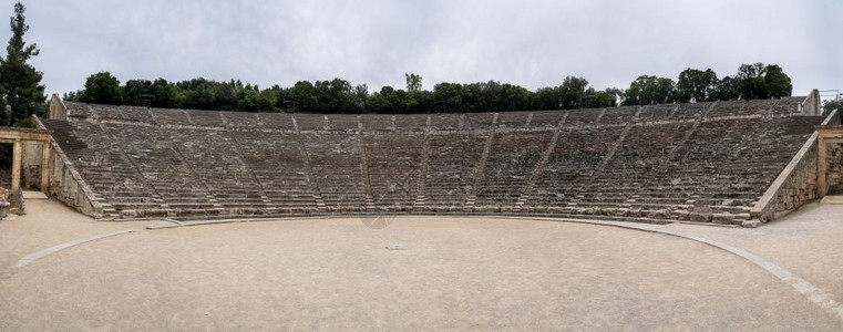 埃皮达鲁斯阿斯克勒皮奥斯圣殿剧院的缝合全景图希腊埃皮达鲁斯阿斯克勒皮奥斯保护区的大型圆形剧场图片