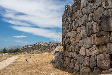 巨大的巨石构成了希腊泰林城堡和宫殿的墙壁希腊伯罗奔尼撒泰林斯古希腊历史遗址图片