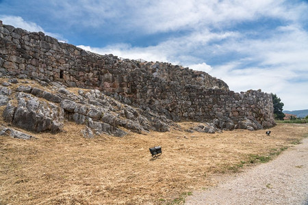 巨大的巨石构成了希腊泰林城堡和宫殿的墙壁希腊伯罗奔尼撒泰林斯古希腊历史遗址图片