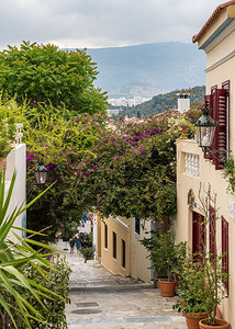 雅典卫城旁边的普拉卡古老街区中有台阶的狭窄街道希腊雅典普拉卡古住宅区的房屋图片