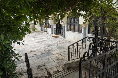 踏进圣卡塞林和尔斯柯的院子里在雅典的希腊东正教堂在雅典的圣卡塞林希腊东正教堂图片