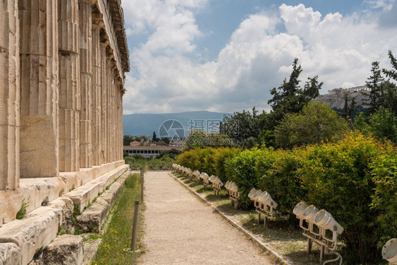 在希腊古代的赫菲斯寺上雕刻的柱子和细节图片
