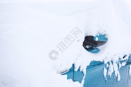 被雪覆盖的车辆镜子图片
