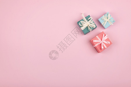 母亲的一天节日生礼物的面食最起码背景多色礼物盒粉红色的背景礼物现时的概念图片