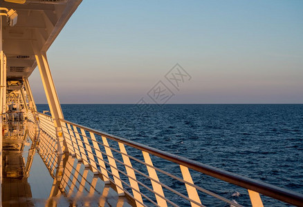 日出或黎明时在海上航行的游轮图片
