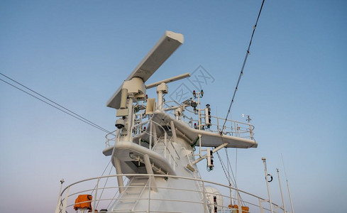 黎明时分游轮桅杆上的导航和雷达设备及天线邮轮桅杆上的雷达天线背景图片