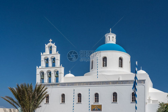 在Oia村的SntoriBeltowr和Oia的Gek东正教堂上的蓝色圆顶图片