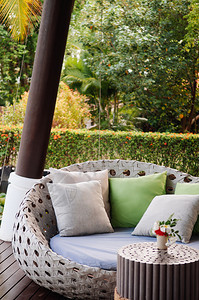 2014年5月日04年月日KrabiThlnd当代热带亚洲式沙发枕头和花园背景观图片
