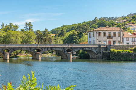 韦兹河和arcosdevalz村在portugal市的minho镇图片