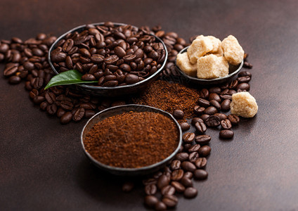 新鲜生有机咖啡豆地面粉和甘蔗糖棕色咖啡树叶图片