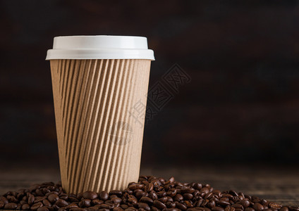 棕色咖啡纸杯用木头咖啡豆取走图片