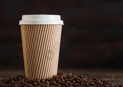 棕色咖啡纸杯用木头咖啡豆取走背景图片
