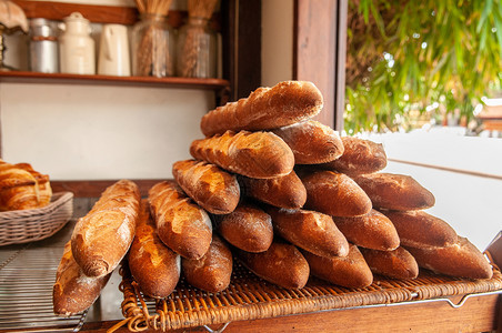 当地小面包店里一堆漂亮的法国面包图片