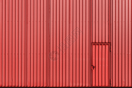 珊瑚色金属板墙和门的仓库外铝板工业和门大楼的金属门背景图片