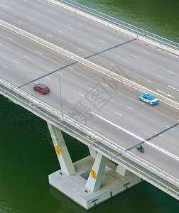 由现代桥高速公路驾驶的车顶夏纳波尔图片