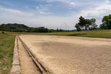 希腊雅典附近的奥林匹亚体育场和跑道是第一届的举办地在希腊奥林匹亚举行的第一届场地上的跑步体育场图片