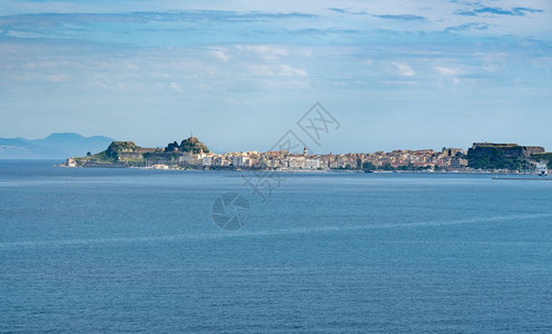整个港口和古老的海上喀拉镇的全景图片