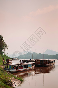 apr32018luangprbnglos在Mekong河岸的古老木制船有温暖的夜光图片