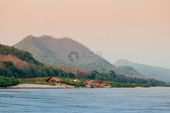 村庄和宁静的马康河Maekhong图片