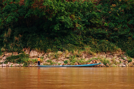 apr32018luangprbnglosin当地渔民乘坐蓝木船上图片