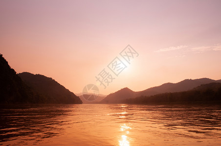 奇异的温暖马雅康河日落图片