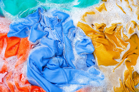 洗前浸泡着彩色衣服最高视图图片