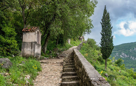 在蒙泰格罗的古老城镇Kotr上方的十字路口站起立的陡峭通道往蒙泰格的古老城镇Kotr的城堡路段图片