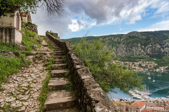 在蒙泰格罗的古老城镇Kotr上方的站起立的陡峭通道往蒙泰格的古老城镇Kotr的城堡路段图片
