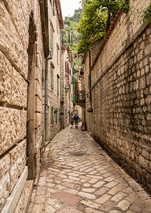 蒙泰格罗古老城镇Kotr的行人街道地表蒙泰格罗古老城镇Kotr的狭小街道图片