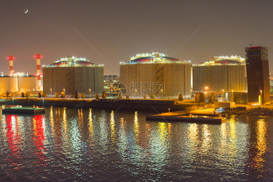 巴塞罗纳港视图夜间是地中海最大的石油码头图片