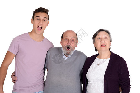与祖父母一起微笑的孙子肖像孤立白色背景图片