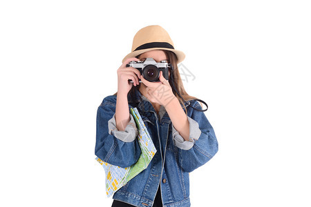 穿着夏帽的年轻女子肖像站在古董相机上旅行概念孤立的白色背景图片
