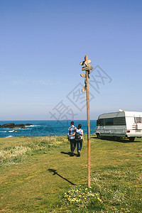 一对夫妇驾驶露营房车在海边停驻休息图片