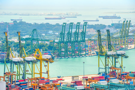 SINAPore商业港口集装箱货运起重机物设备载有港口船只和油轮的天线图片