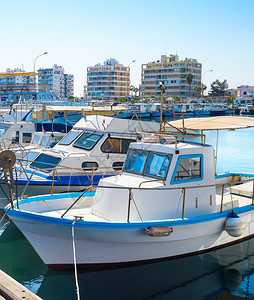 装有白色锚泊游艇和机动的海滨渡背景的Larnc市风景Cyprus图片