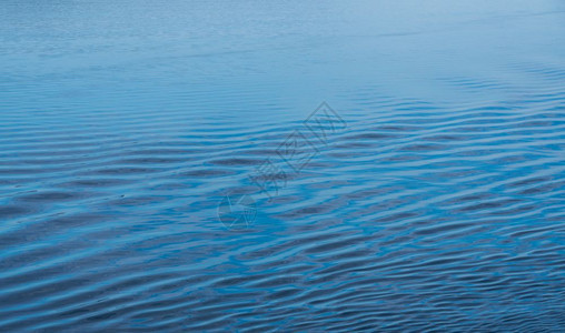 克罗提亚沿岸平静的得里海波纹作为接近zadr港口的船舶克罗提亚沿岸的得里海波纹随着游轮接近zadr图片