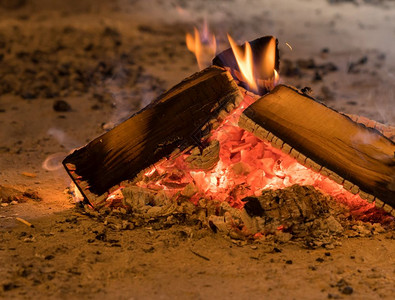 炽热用于吸烟食品或家做面包烤炉的柴火和用于吸烟食品或家做面包烤炉