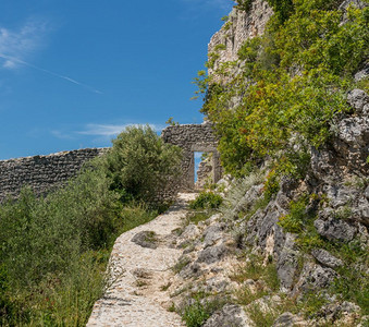 步骤导致古老的韦涅蒂堡垒废墟沿Croati的沿海城镇Novigrad上空在Istria县的cotin镇Novgrad上方的堡垒图片