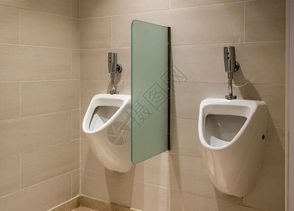 在男浴室内用自动冲水洗在男手间用两个自动冲水洗的手间用两个自动冲水小便池图片