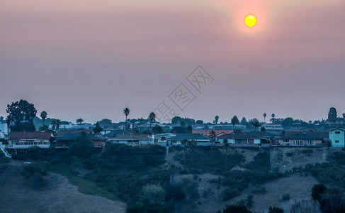 华斯利大火期间日落时山丘和霍莱坞图片