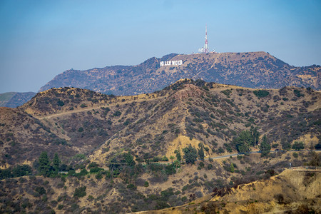 远处山上著名的好莱坞标志图片