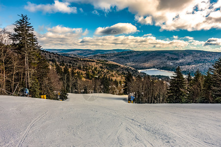 西弗吉尼亚州的雪鞋滑胜地周围的美丽自然和风景图片