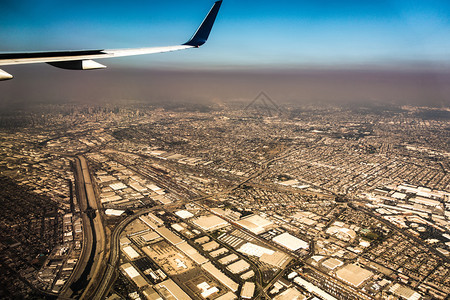 飞机从沙漠飞过图片