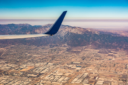 飞机从沙漠飞过图片