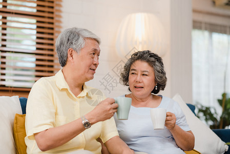 夫妻在沙发上享受爱的时刻图片