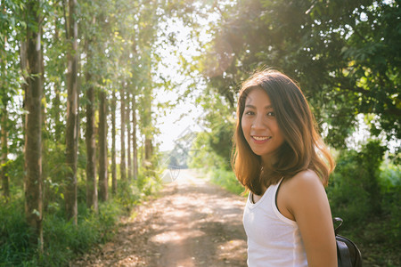 在森林中行走的女旅行者图片