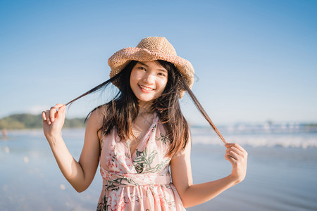 年轻女在海滩上感到快乐美丽的女快乐图片